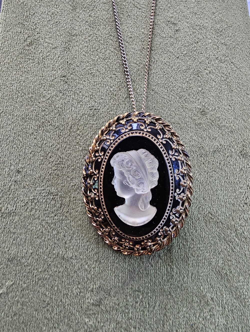 Vintage Glass Cameo Brooch/pendant